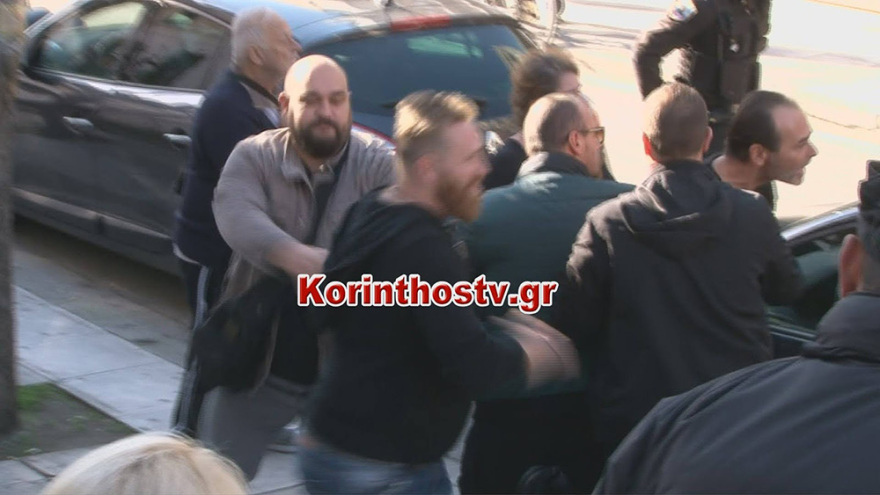 Έγκλημα στους Αγίους Θεοδώρους: Οργή έξω από τα δικαστήρια για τους δύο Ρομά που σκότωσαν την 73χρονη