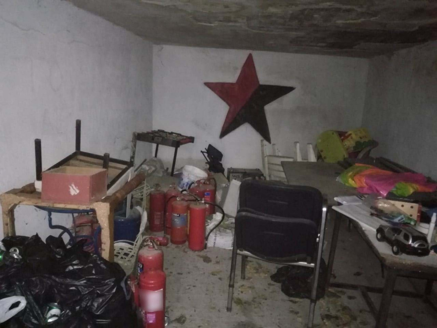 Κοντάρια, κράνη και πυροσβεστήρες βρήκε η ΕΛΑΣ στην κατάληψη στο Μαρούσι 