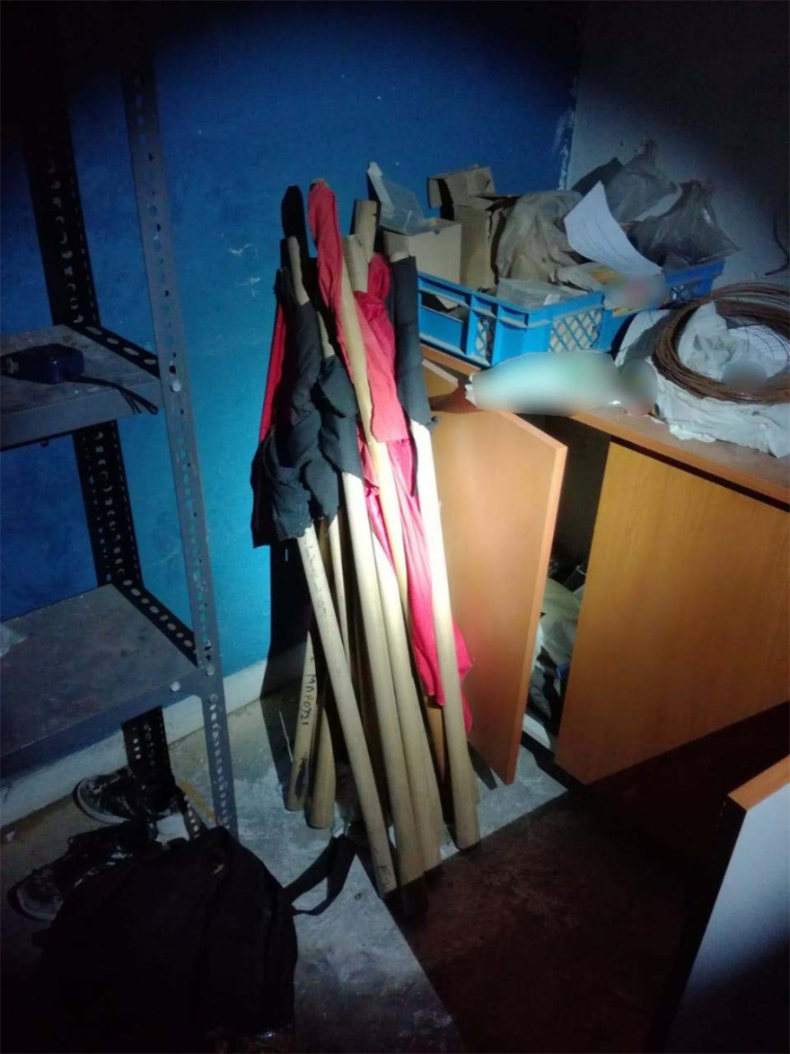 Κοντάρια, κράνη και πυροσβεστήρες βρήκε η ΕΛΑΣ στην κατάληψη στο Μαρούσι 