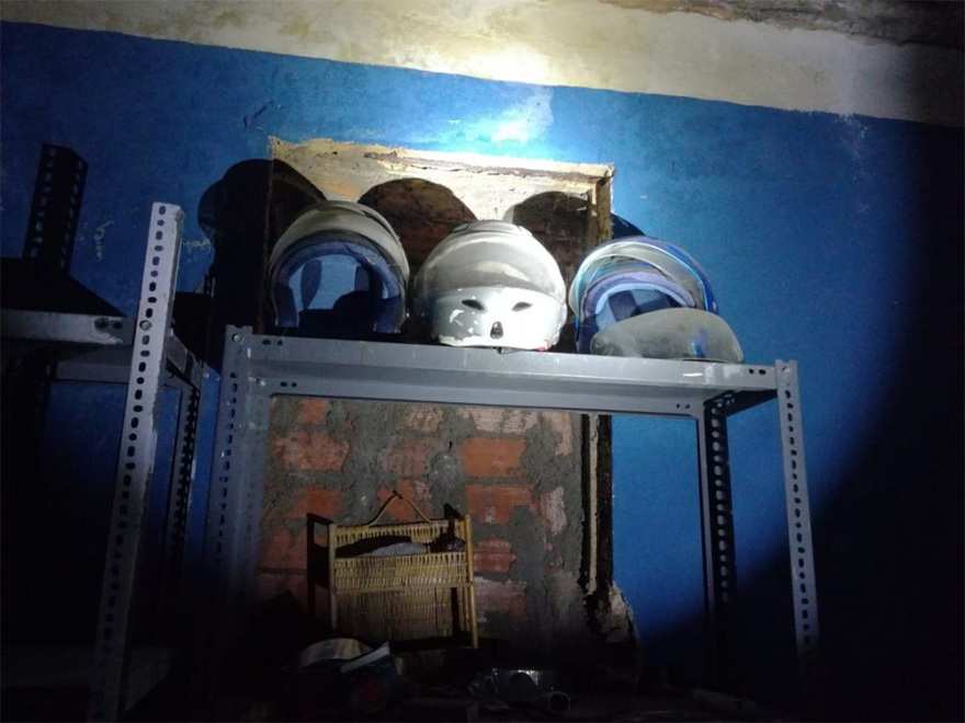 Κοντάρια, κράνη και πυροσβεστήρες βρήκε η ΕΛΑΣ στην κατάληψη στο Μαρούσι 