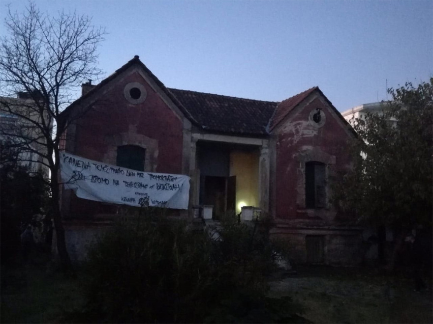 Κοντάρια, κράνη και πυροσβεστήρες βρήκε η ΕΛΑΣ στην κατάληψη στο Μαρούσι 