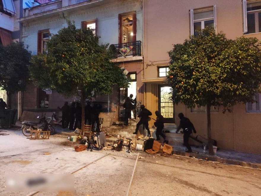 Διπλό μέτωπο μετά την εκκένωση καταλήψεων: Πόλεμος κυβέρνησης-ΣΥΡΙΖΑ και «αντίποινα» αντιεξουσιαστών