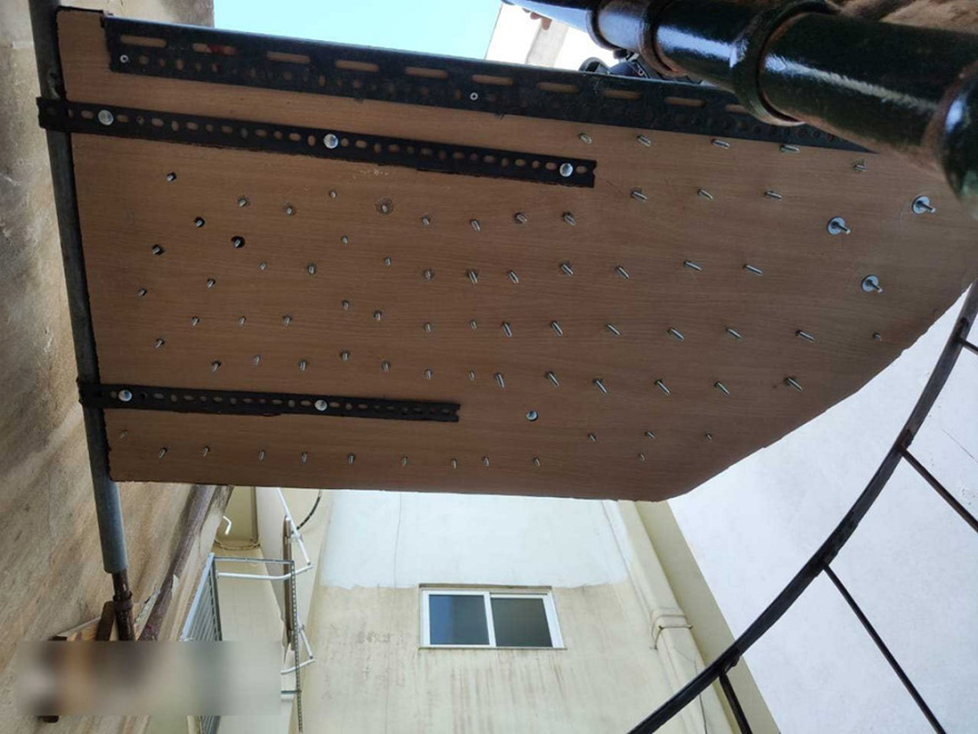 ΕΛΑΣ: Έτσι έγινε η επιχείρηση στο Κουκάκι - Παγίδα θανάτου με καρφιά και «καταπέλτη» είχαν φτιάξει οι καταληψίες