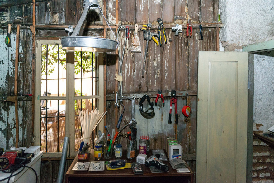 ΕΛΑΣ: Έτσι έγινε η επιχείρηση στο Κουκάκι - Παγίδα θανάτου με καρφιά και «καταπέλτη» είχαν φτιάξει οι καταληψίες