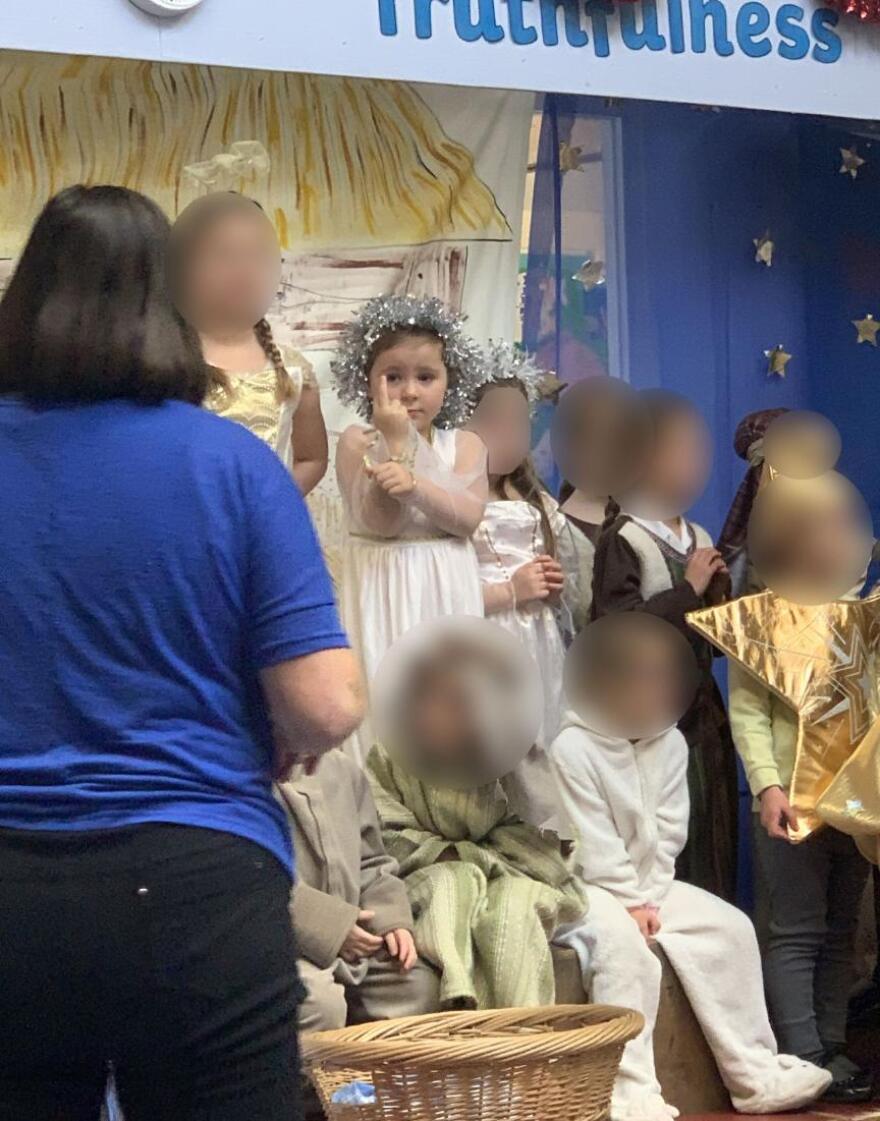 Βρετανία: Το «αγγελάκι» που έκανε την άσεμνη χειρονομία σε σχολική γιορτή επί είκοσι λεπτά 