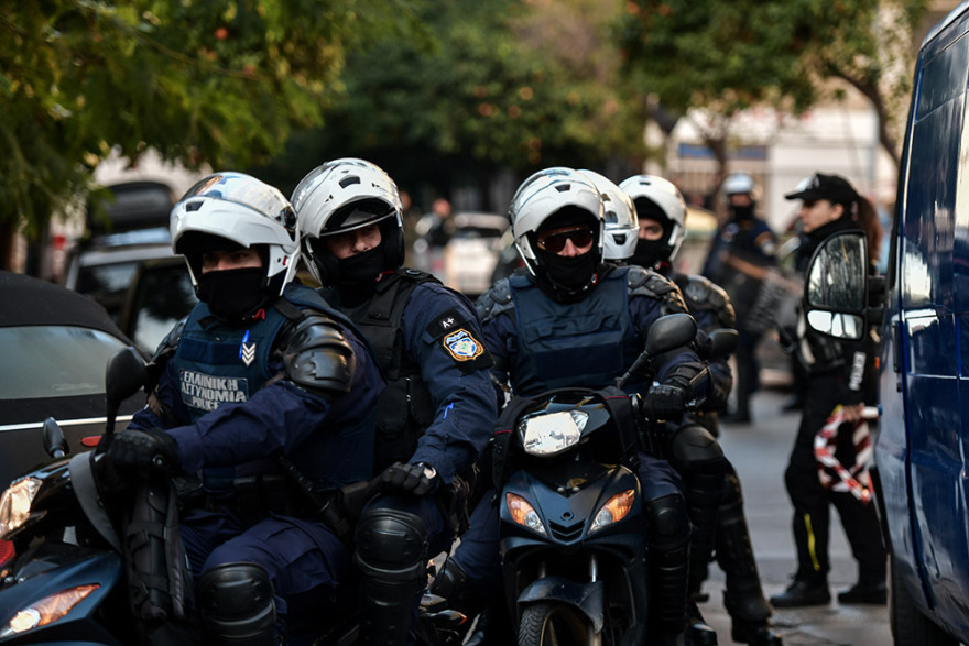 Εκκένωση καταλήψεων στο Κουκάκι: Πήγαν να αρπάξουν το όπλο αστυνομικού λέει η ΕΛΑΣ