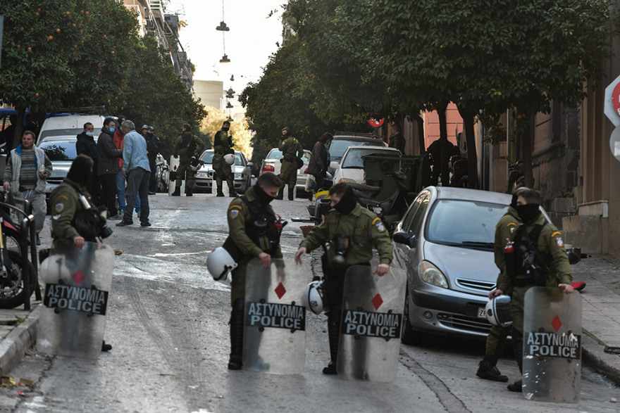 Εκκένωση καταλήψεων στο Κουκάκι: Πήγαν να αρπάξουν το όπλο αστυνομικού λέει η ΕΛΑΣ