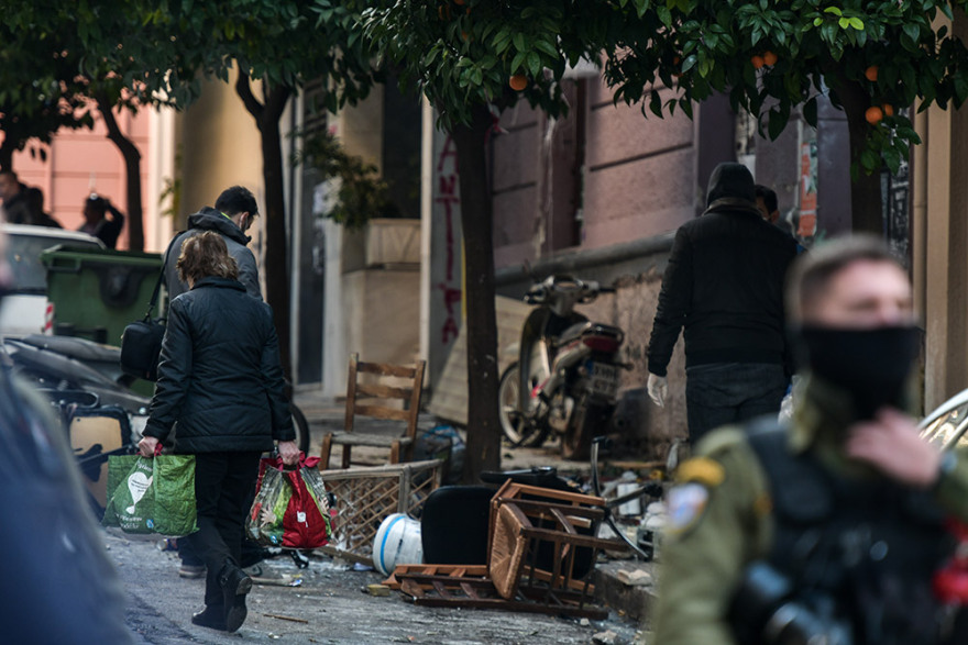 Εκκένωση καταλήψεων στο Κουκάκι: Πήγαν να αρπάξουν το όπλο αστυνομικού λέει η ΕΛΑΣ