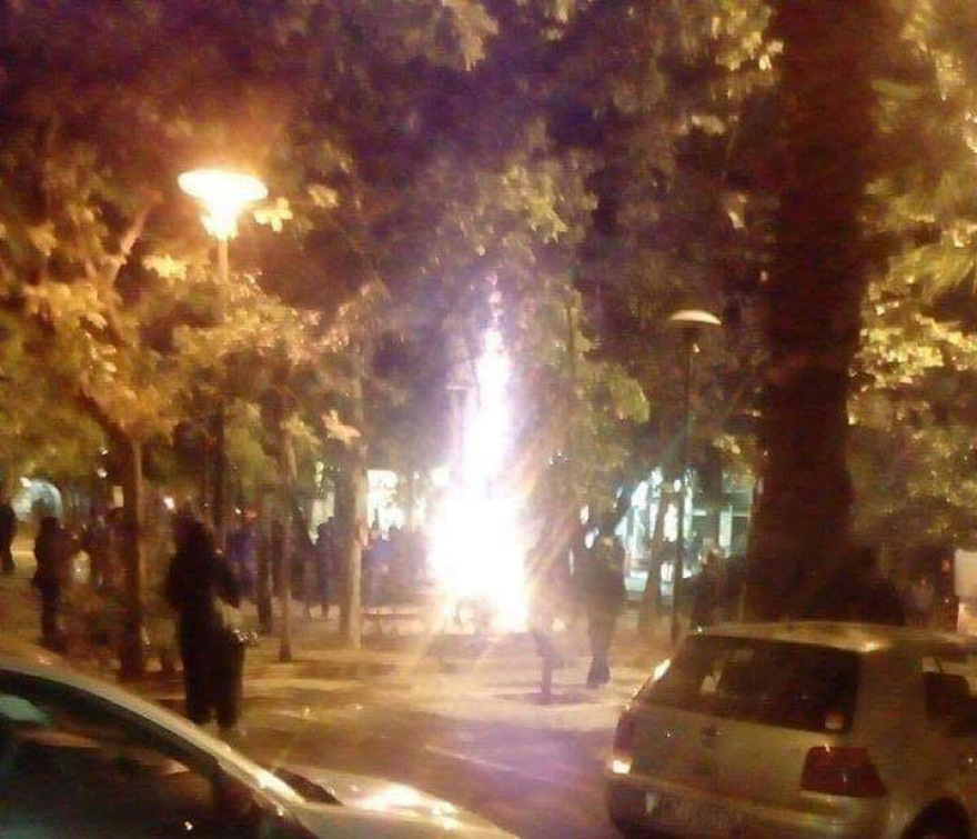 Αγνωστοι έβαλαν φωτιά στο χριστουγεννιάτικο δέντρο στα Εξάρχεια