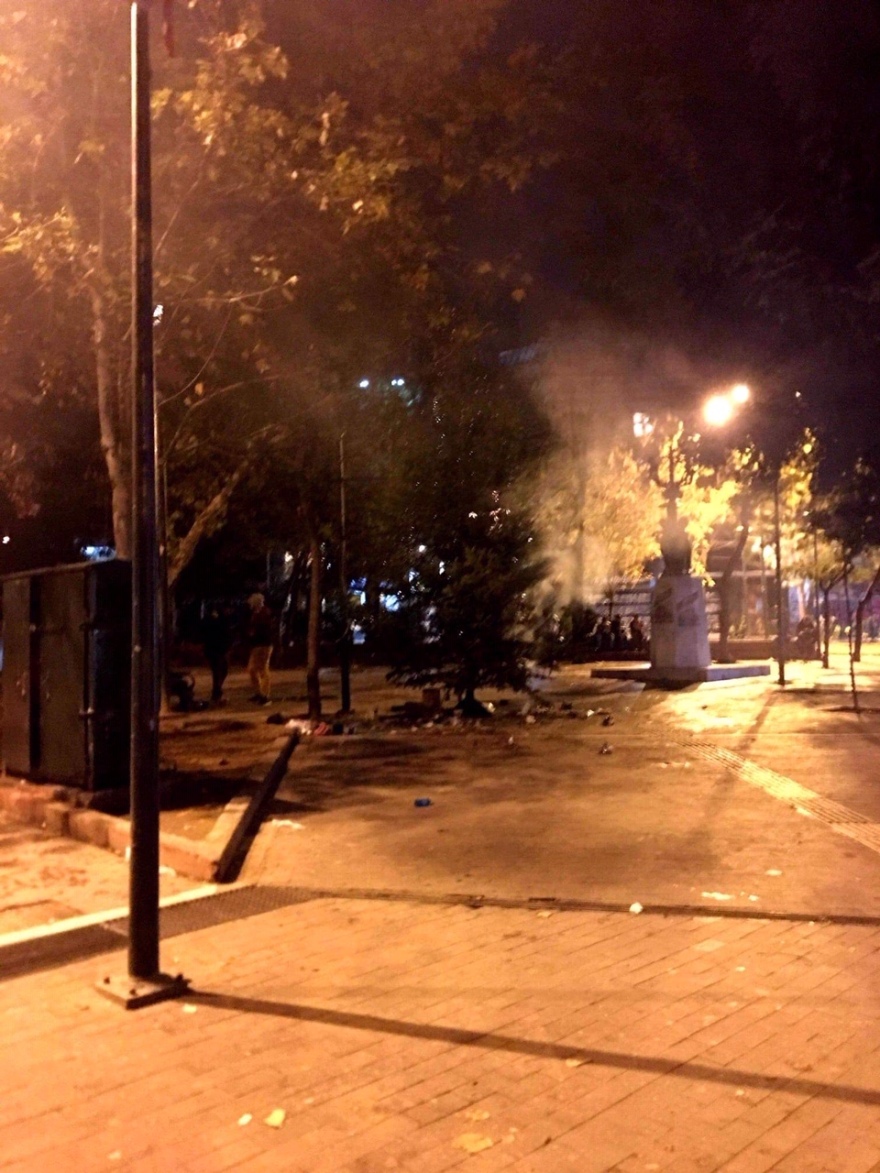 Αγνωστοι έβαλαν φωτιά στο χριστουγεννιάτικο δέντρο στα Εξάρχεια