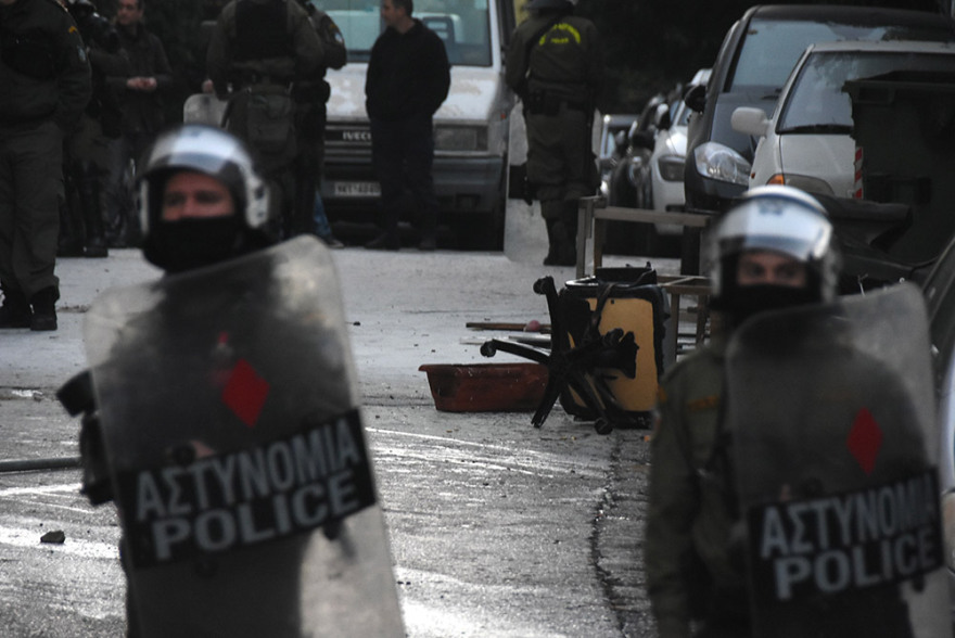 Εκκενώθηκαν τρεις καταλήψεις στην Αθήνα: Συλλήψεις μετά την ένταση στο Κουκάκι