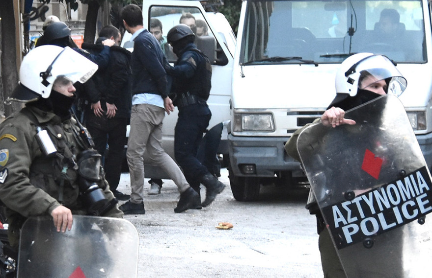 Εκκενώθηκαν τρεις καταλήψεις στην Αθήνα: Συλλήψεις μετά την ένταση στο Κουκάκι