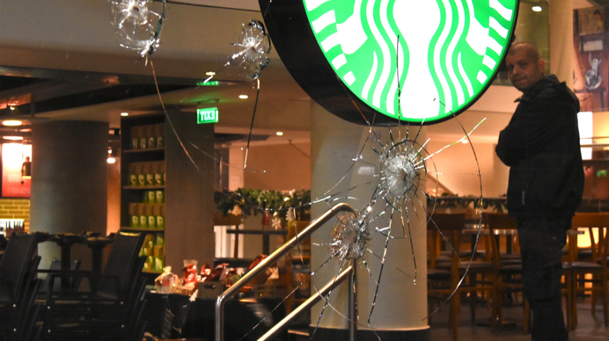 Διπλό μέτωπο μετά την εκκένωση καταλήψεων: Πόλεμος κυβέρνησης-ΣΥΡΙΖΑ και «αντίποινα» αντιεξουσιαστών