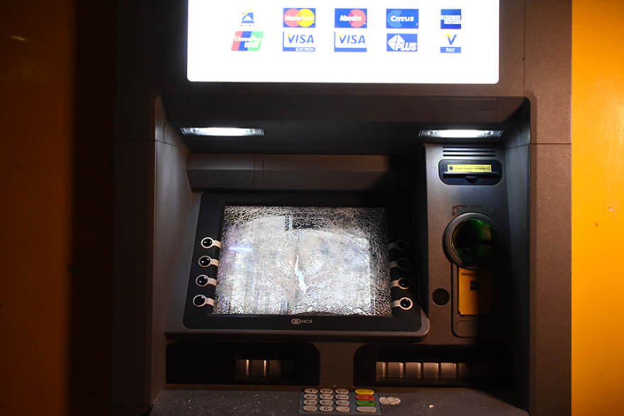 «Αντίποινα» κουκουλοφόρων για την εκκένωση των καταλήψεων στο Κουκάκι - Έσπασαν ATM, καφετέρια και σούπερ μάρκετ