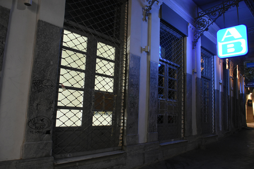 «Αντίποινα» κουκουλοφόρων για την εκκένωση των καταλήψεων στο Κουκάκι - Έσπασαν ATM, καφετέρια και σούπερ μάρκετ