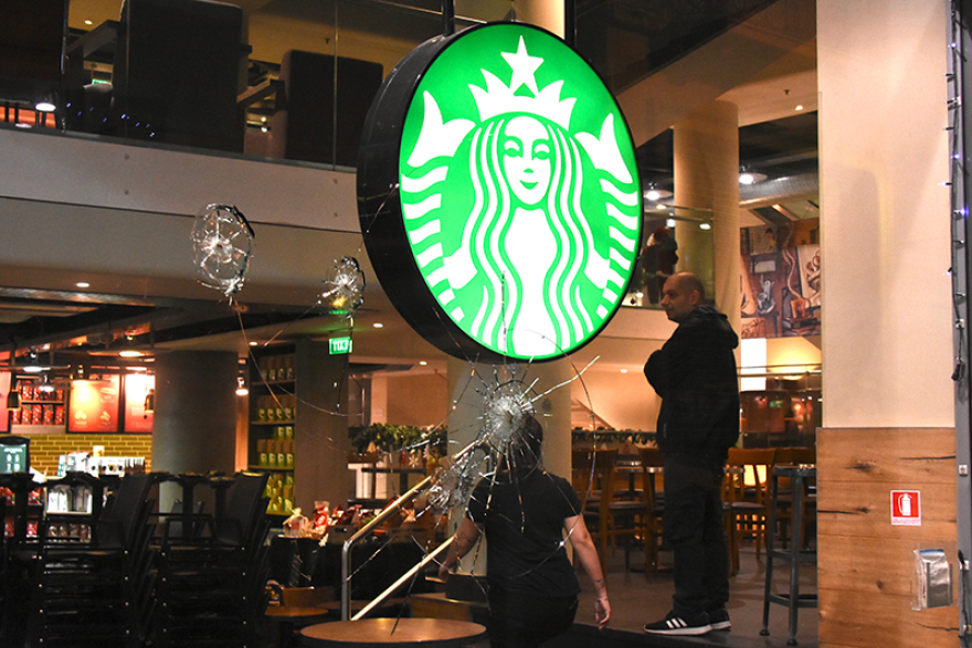 «Αντίποινα» κουκουλοφόρων για την εκκένωση των καταλήψεων στο Κουκάκι - Έσπασαν ATM, καφετέρια και σούπερ μάρκετ