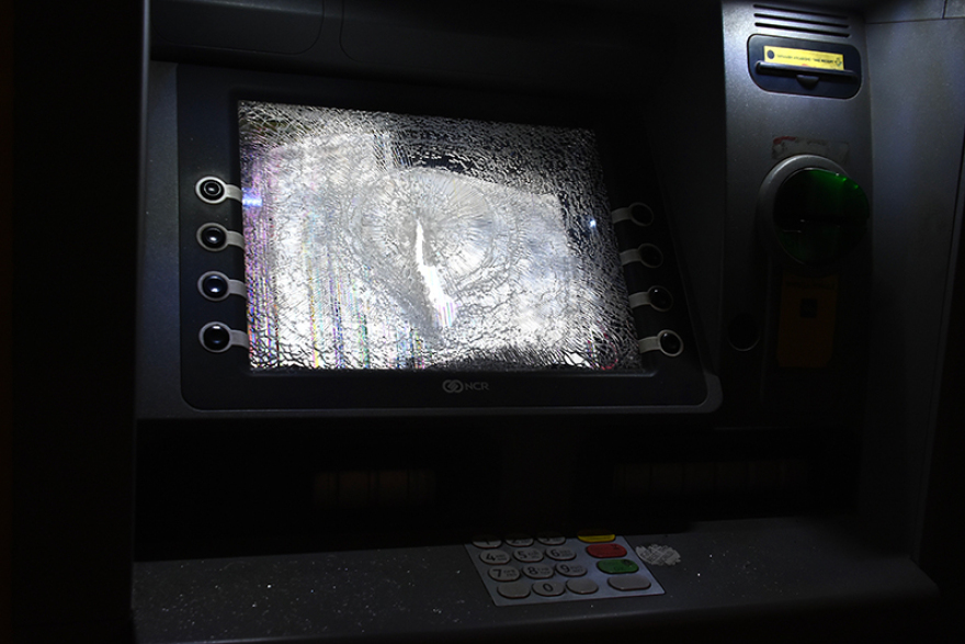 «Αντίποινα» κουκουλοφόρων για την εκκένωση των καταλήψεων στο Κουκάκι - Έσπασαν ATM, καφετέρια και σούπερ μάρκετ