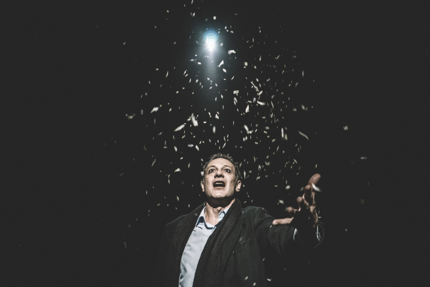 «Ο Αμερικάνος» του Αλέξανδρου Παπαδιαμάντη επιστρέφει στη σκηνή με τον Θανάση Σαράντο