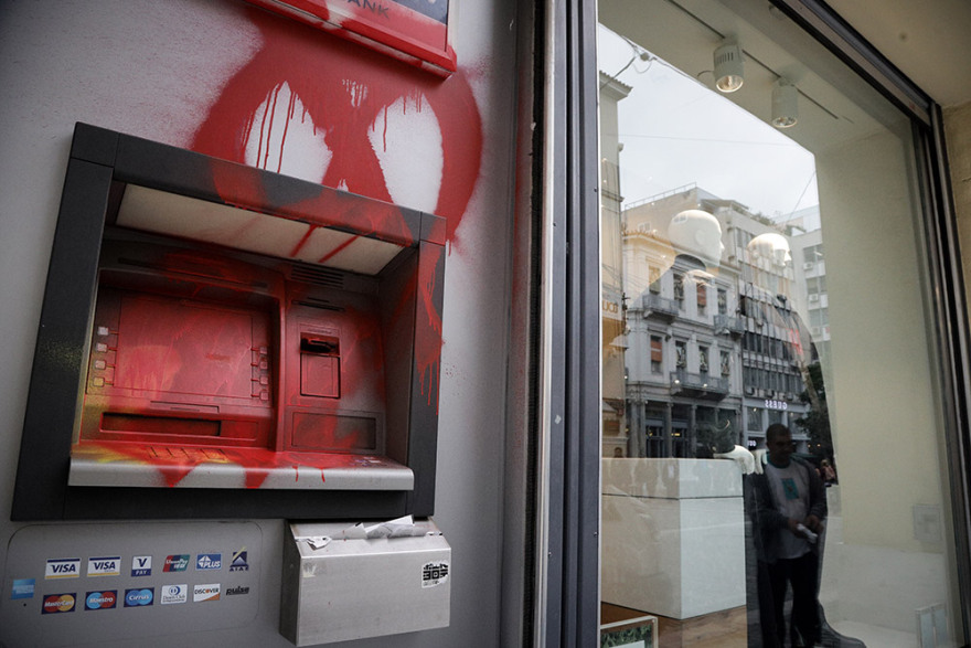 Διπλό μέτωπο μετά την εκκένωση καταλήψεων: Πόλεμος κυβέρνησης-ΣΥΡΙΖΑ και «αντίποινα» αντιεξουσιαστών