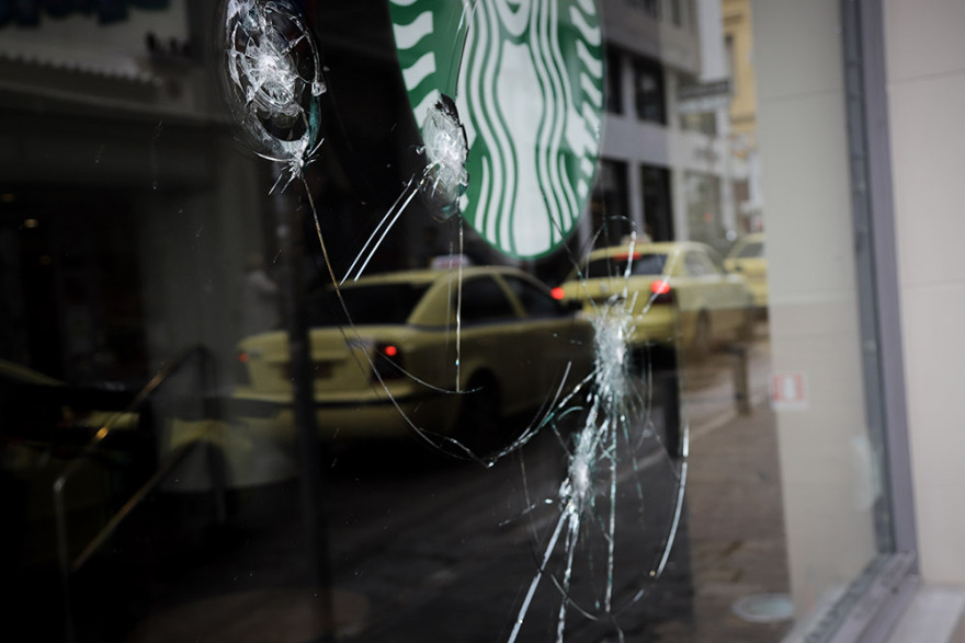 Διπλό μέτωπο μετά την εκκένωση καταλήψεων: Πόλεμος κυβέρνησης-ΣΥΡΙΖΑ και «αντίποινα» αντιεξουσιαστών