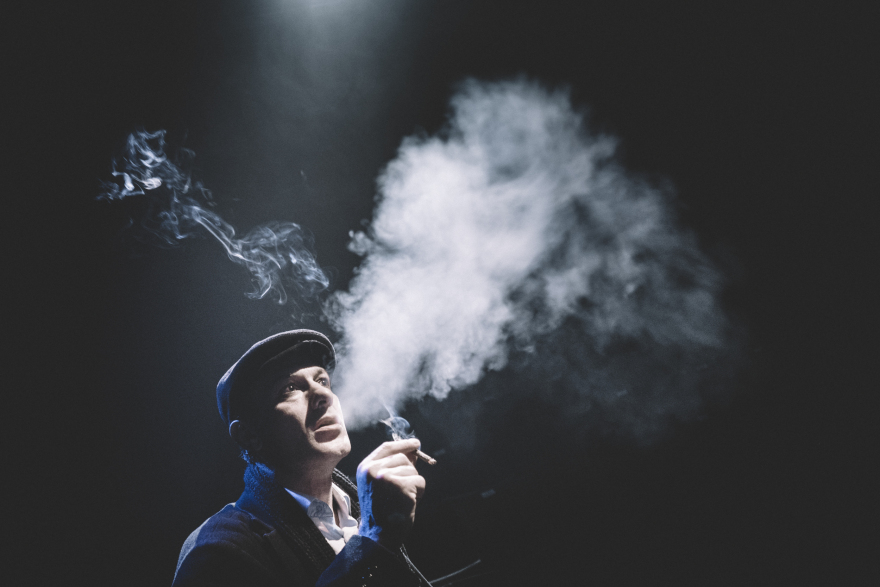 «Ο Αμερικάνος» του Αλέξανδρου Παπαδιαμάντη επιστρέφει στη σκηνή με τον Θανάση Σαράντο