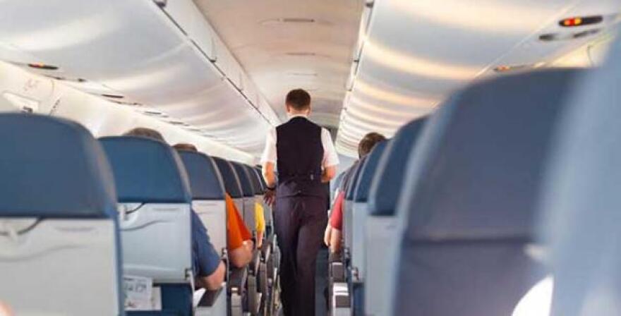 Κορωνοϊός: Υποχρεωτική καθιστούν τη χρήση μάσκας οι περισσότερες αεροπορικές εταιρείες 