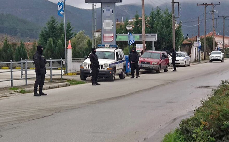 Μεγάλη αστυνομική επιχείρηση στην Καβάλα: Σκάβουν στο προαύλιο αντιπροσωπείας για να βρουν 4,2 εκατ. ευρώ