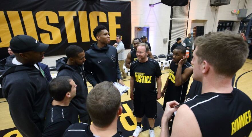 Ο Αντετοκούνμπο στη... φυλακή για μια ημέρα - Δείτε βίντεο