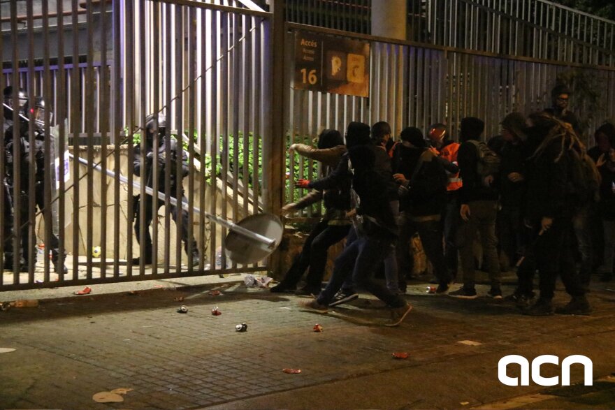 Καταλονία: Άγρια επεισόδια έξω από το Καμπ Νου - Οπαδοί της ανεξαρτησίας συγκρούστηκαν με την αστυνομία