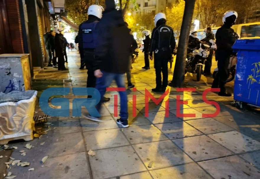 Θεσσαλονίκη: Αντιεξουσιαστές έσπασαν βιτρίνες καταστημάτων