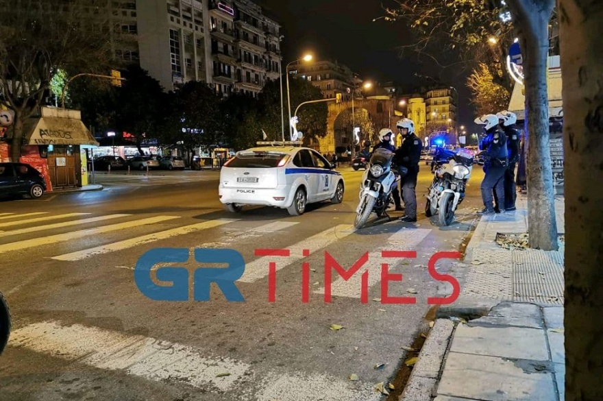 Θεσσαλονίκη: Αντιεξουσιαστές έσπασαν βιτρίνες καταστημάτων