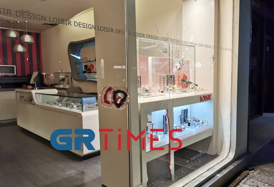 Θεσσαλονίκη: Αντιεξουσιαστές έσπασαν βιτρίνες καταστημάτων