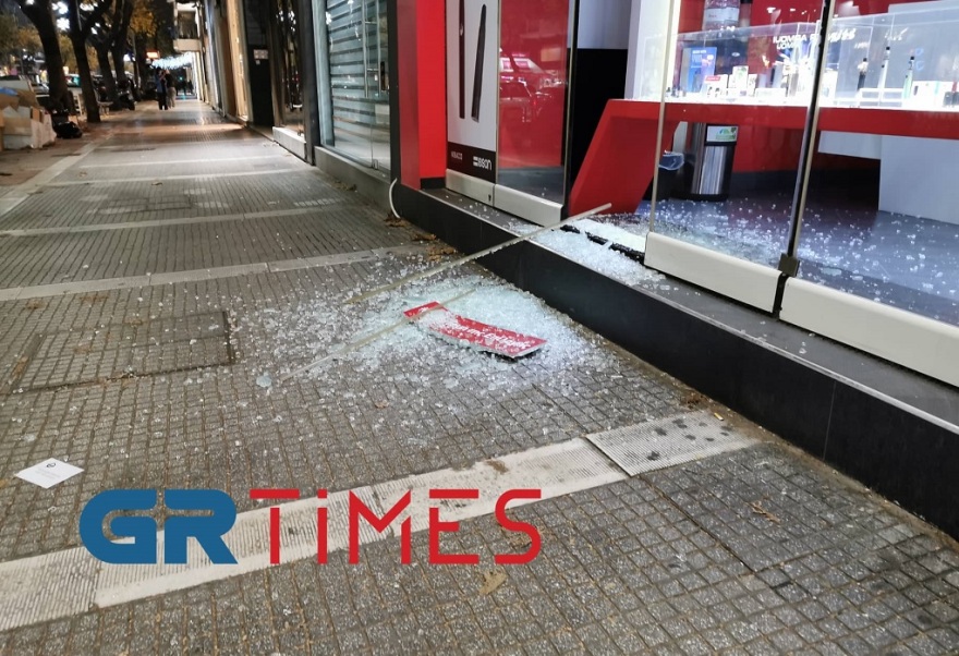 Διπλό μέτωπο μετά την εκκένωση καταλήψεων: Πόλεμος κυβέρνησης-ΣΥΡΙΖΑ και «αντίποινα» αντιεξουσιαστών