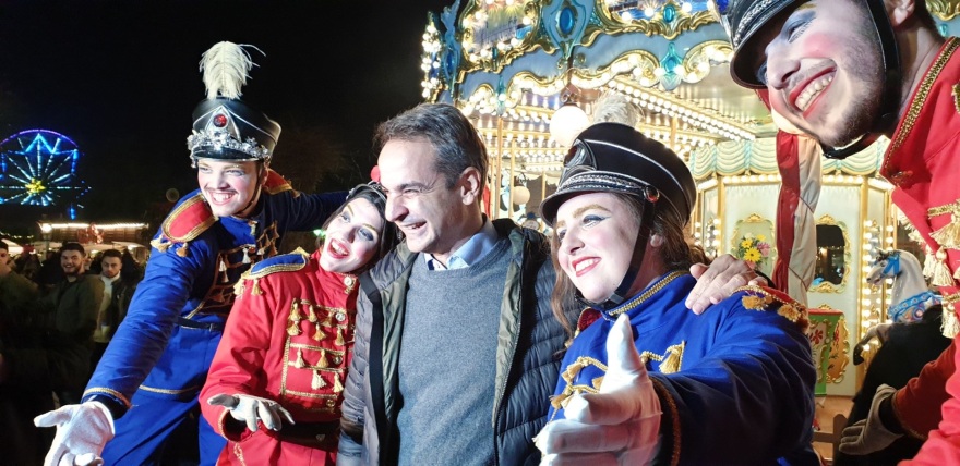 Τρίκαλα: Ο Κυριάκος Μητσοτάκης στον χριστουγεννιάτικο «Μύλο των Ξωτικών»