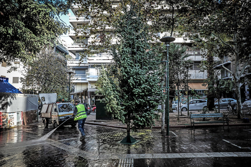 Έβαλαν νέο χριστουγεννιάτικο δέντρο στην πλατεία Εξαρχείων 