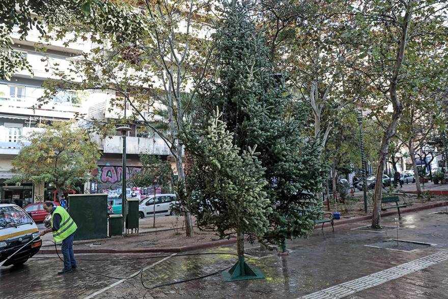 Έβαλαν νέο χριστουγεννιάτικο δέντρο στην πλατεία Εξαρχείων 