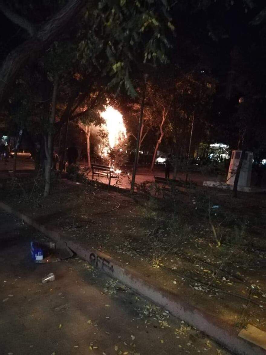 Άγνωστοι έκαψαν πάλι το χριστουγεννιάτικο δέντρο στα Εξάρχεια