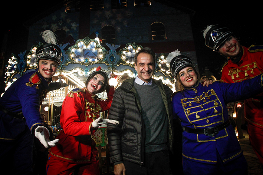 Τρίκαλα: Ο Κυριάκος Μητσοτάκης στον χριστουγεννιάτικο «Μύλο των Ξωτικών»