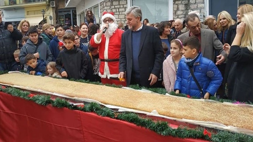 Παραμυθιά: Το μελομακάρονο - γίγας που διεκδικεί ρεκόρ Γκίνες 