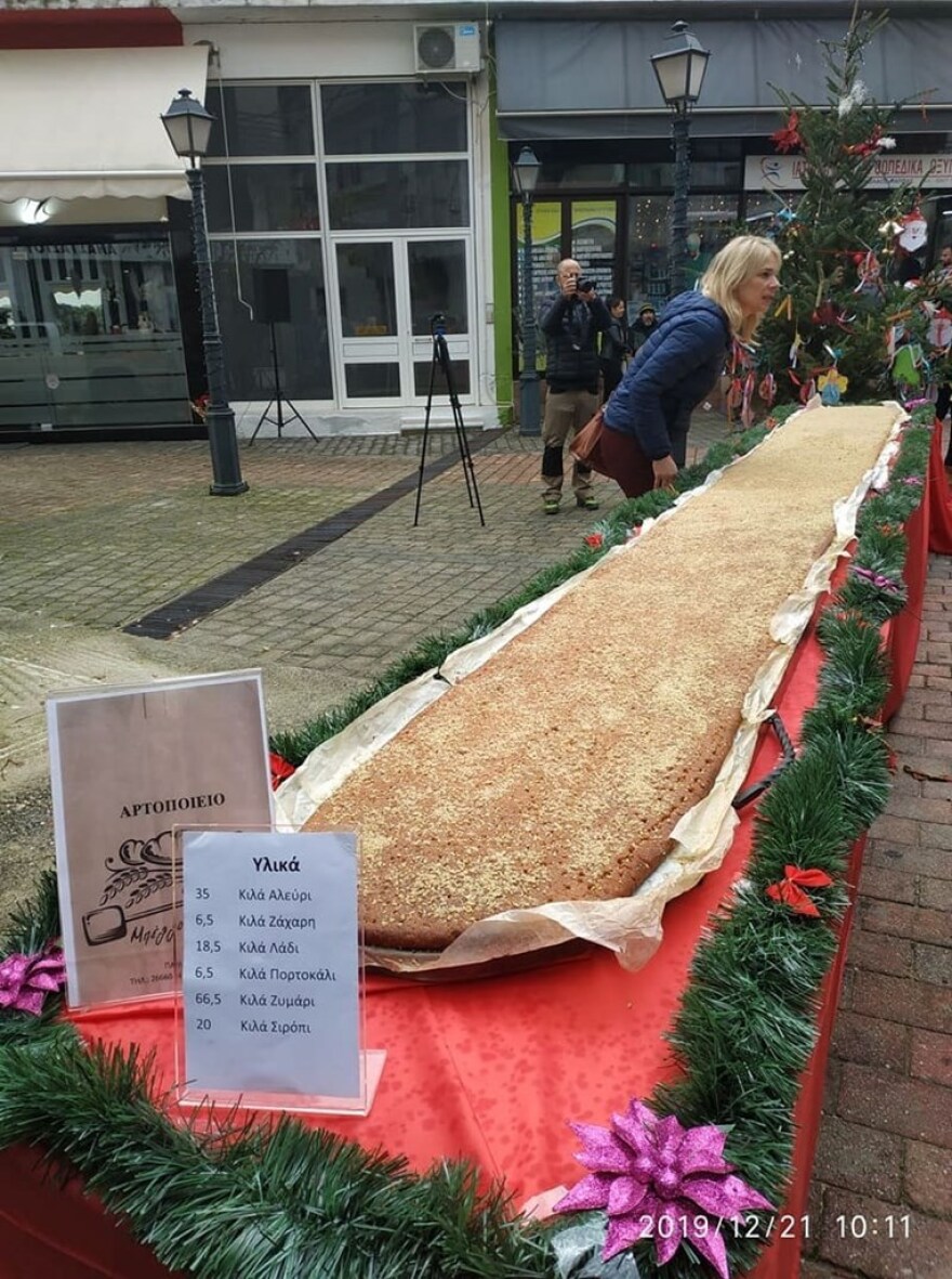 Παραμυθιά: Το μελομακάρονο - γίγας που διεκδικεί ρεκόρ Γκίνες 