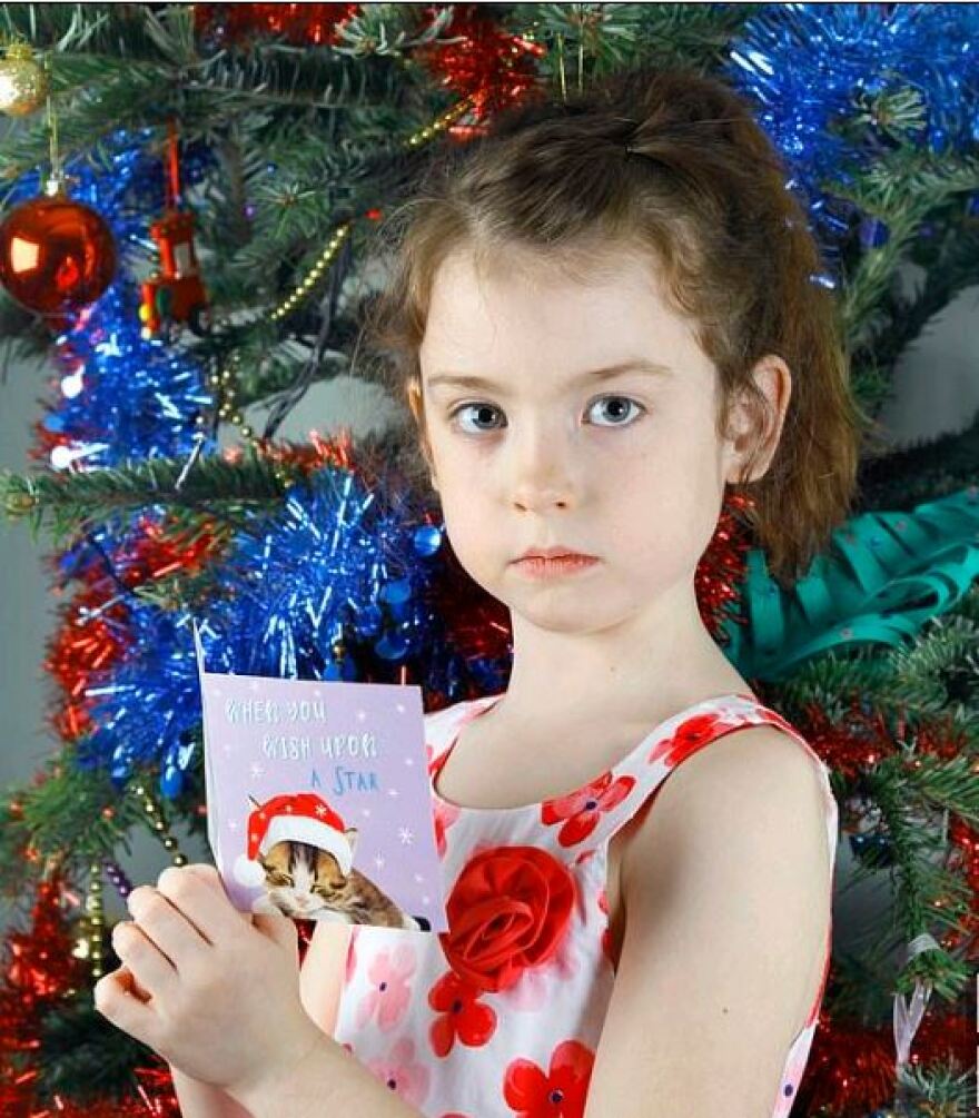 Tesco: «Ματωμένη» χριστουγεννιάτικη κάρτα από φυλακισμένους «σκλάβους» στα χέρια 6χρονης 