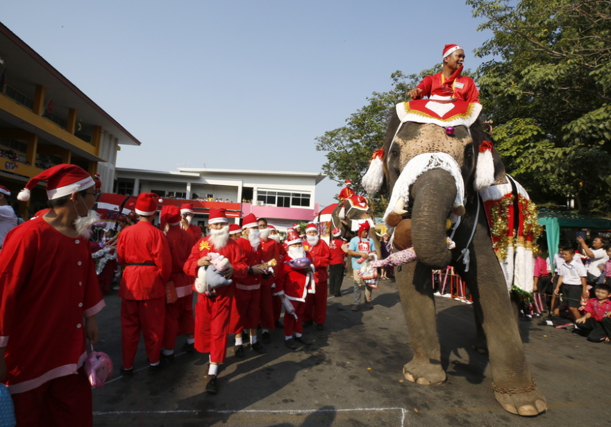 Ταϊλάνδη: Ελέφαντες ντύθηκαν Άγιοι Βασίληδες και πήγαν δώρα σε μαθητές 
