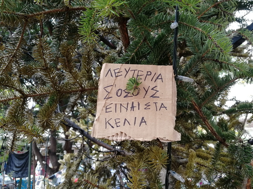 Έτσι «στόλισαν» στα Εξάρχεια το χριστουγεννιάτικο δέντρο 