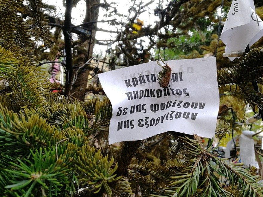 Έτσι «στόλισαν» στα Εξάρχεια το χριστουγεννιάτικο δέντρο 