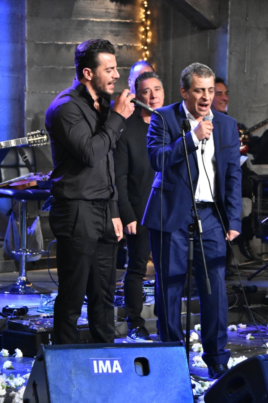 «Στην υγειά μας ρε παιδιά»: Ρεβεγιόν Χριστουγέννων με τον Σπύρο Παπαδόπουλο - Δείτε φωτογραφίες