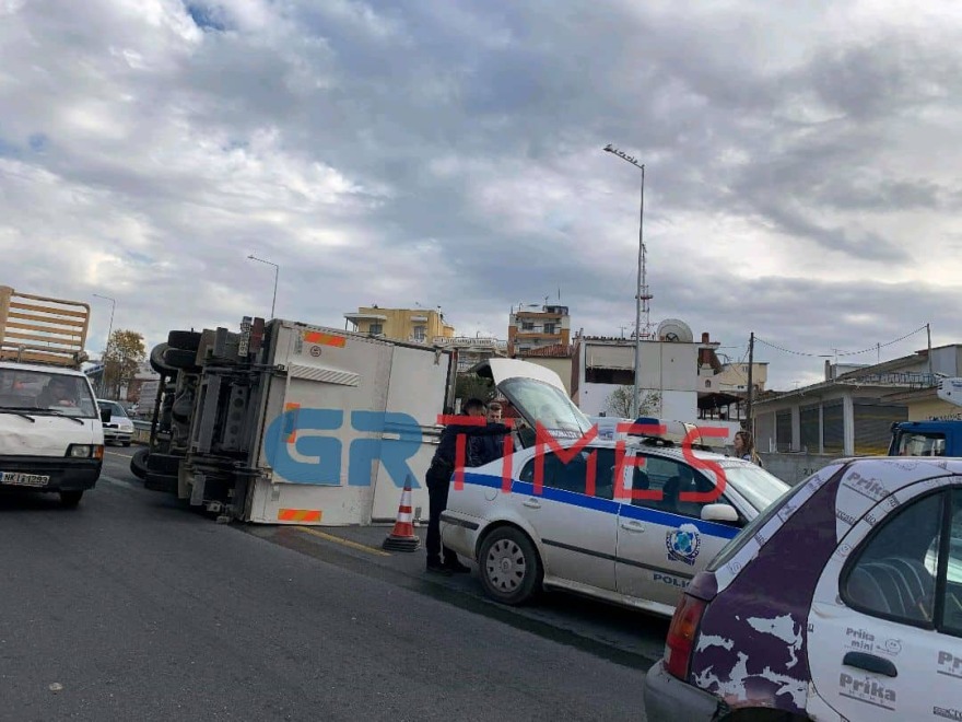 Θεσσαλονίκη: Ανατροπή φορτηγού στον περιφερειακό