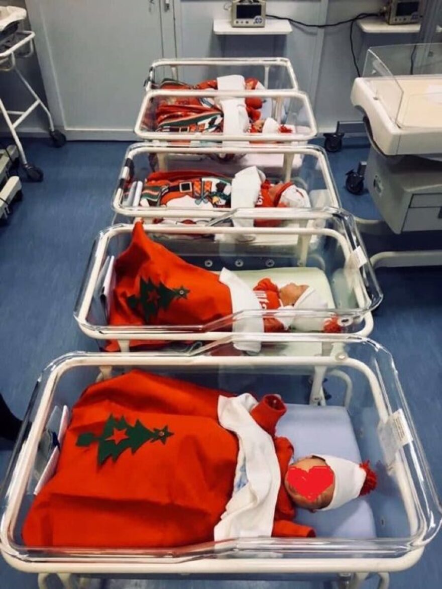 Έντυσαν τα νεογέννητα Αϊ Βασίληδες για τις γιορτές στην Πανεπιστημιακή Νεογνολογική Κλινική