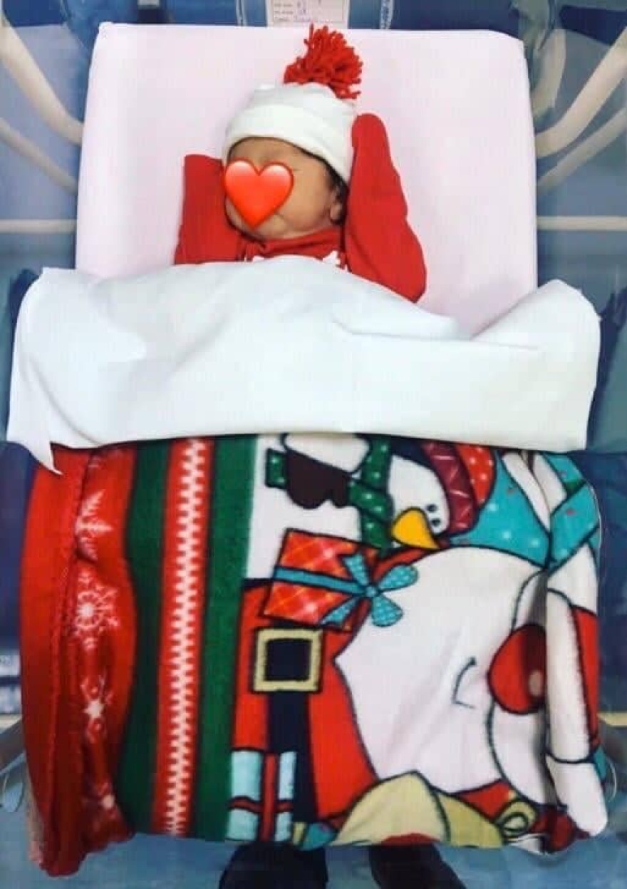 Έντυσαν τα νεογέννητα Αϊ Βασίληδες για τις γιορτές στην Πανεπιστημιακή Νεογνολογική Κλινική