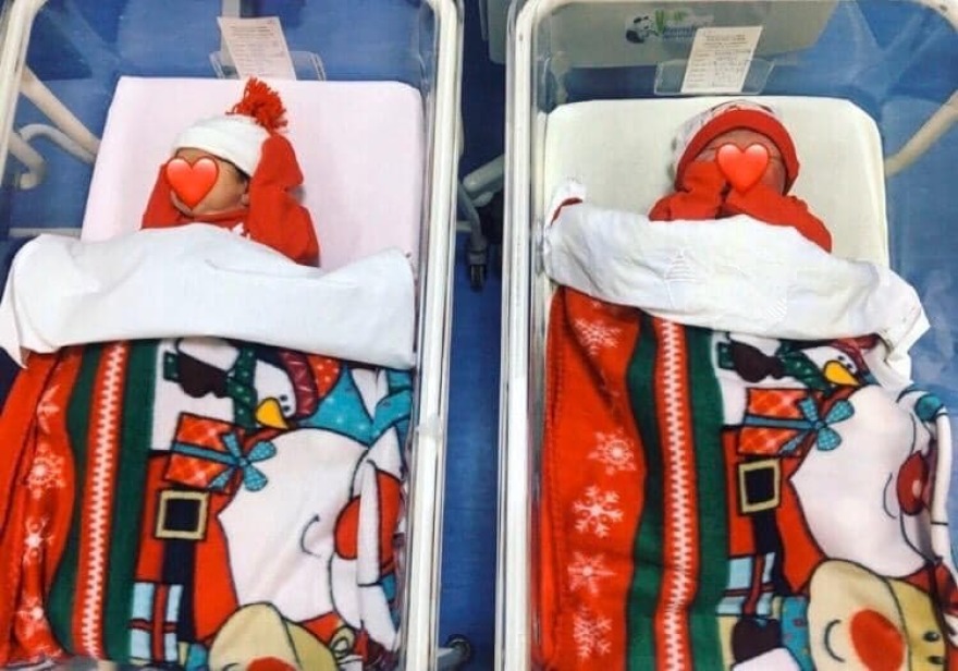 Έντυσαν τα νεογέννητα Αϊ Βασίληδες για τις γιορτές στην Πανεπιστημιακή Νεογνολογική Κλινική