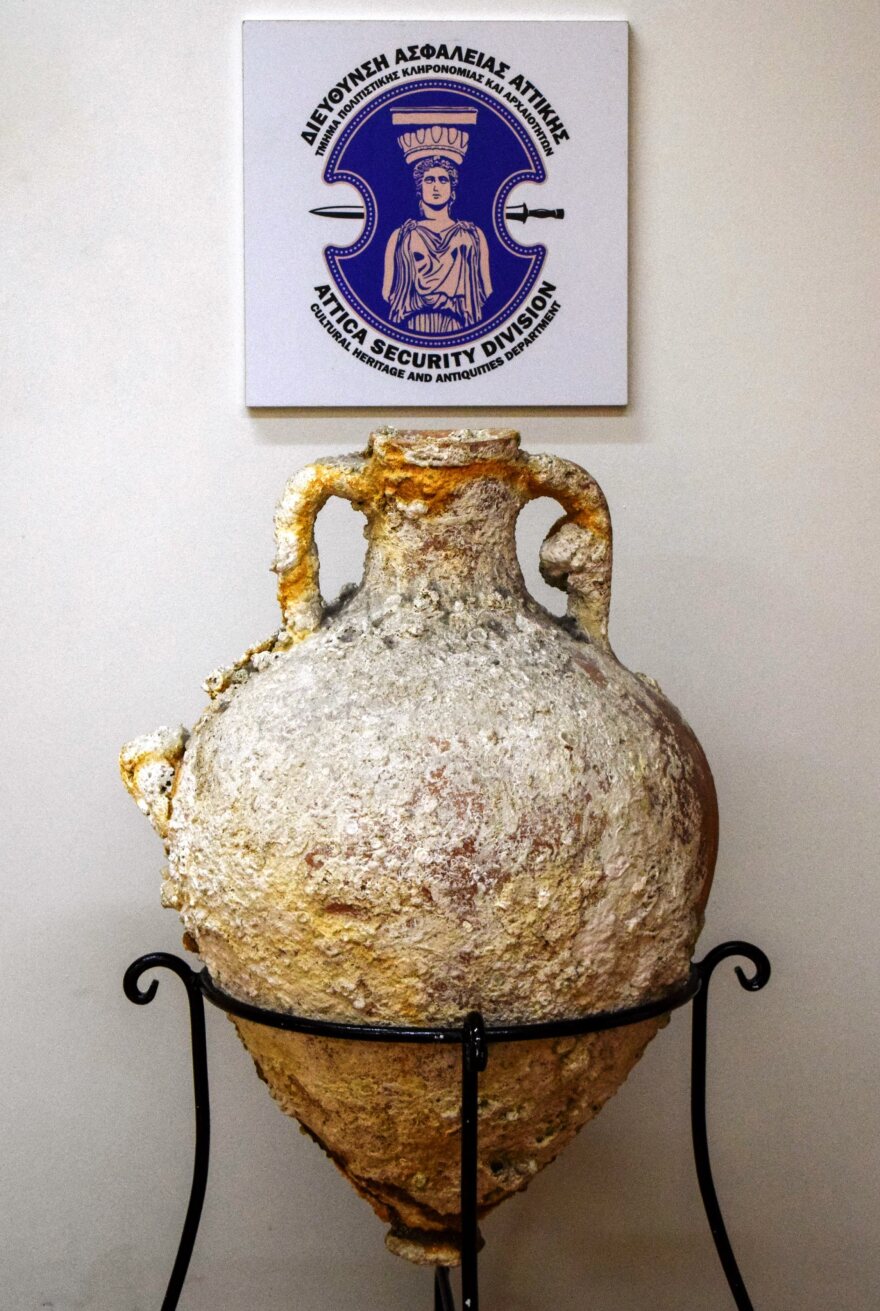 Πειραιάς: Συνελήφθησαν γιατρός με τη σύζυγό του με αρχαία αντικείμενα μεγάλης αξίας